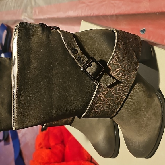 Brand New Antelope leather booties...size 38 - Picture 3 of 10